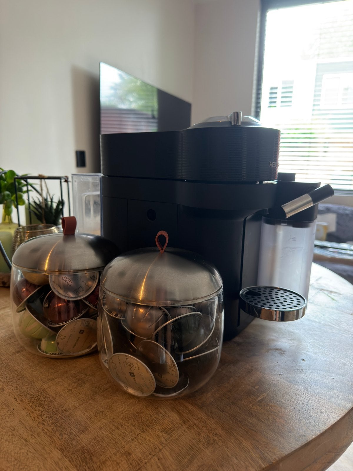 Foto 4 van De'Longhi Nespresso Vertuo Lattissima + 10 dozen capsules