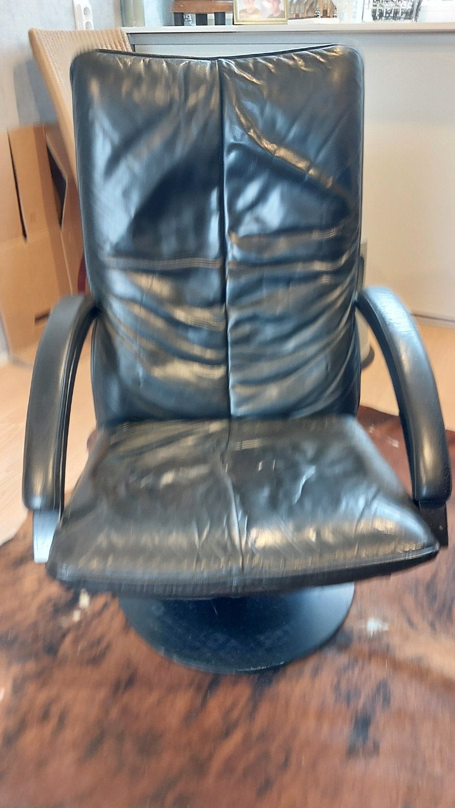 Zwarte leren draaifauteuil - Comfortabel en stijlvol, Huis en Inrichting, Fauteuils, Ophalen, Modern, Comfortabel, Gebruikt, 75 tot 100 cm
