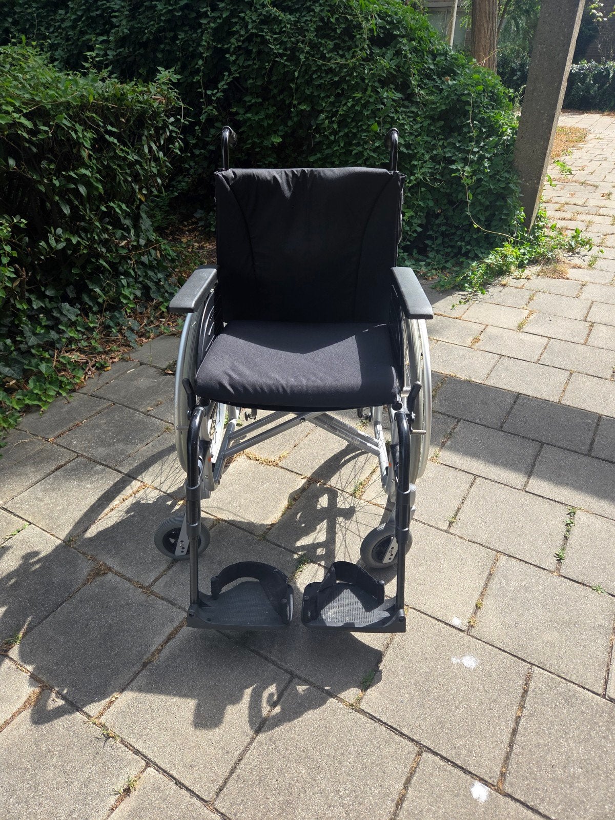 Extra brede rolstoel. licht gewicht., Diversen, Rolstoelen, Ophalen, Inklapbaar, Zo goed als nieuw, Duwrolstoel