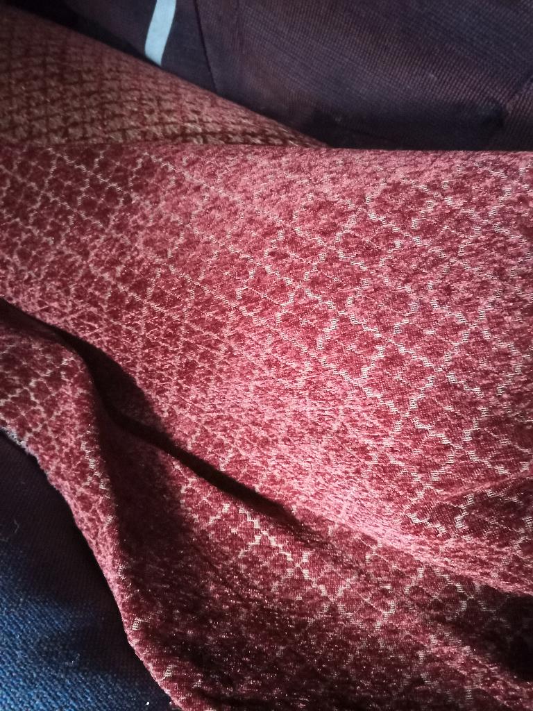 Meubelstof Jacquard Bordeaux met Gouden Diamantpatroon, Hobby en Vrije tijd, Stoffen en Lappen, Overige materialen, 120 cm of meer