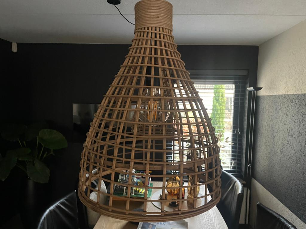2 stuks moderne design rieten hanglampen, Huis en Inrichting, Ophalen, Zo goed als nieuw