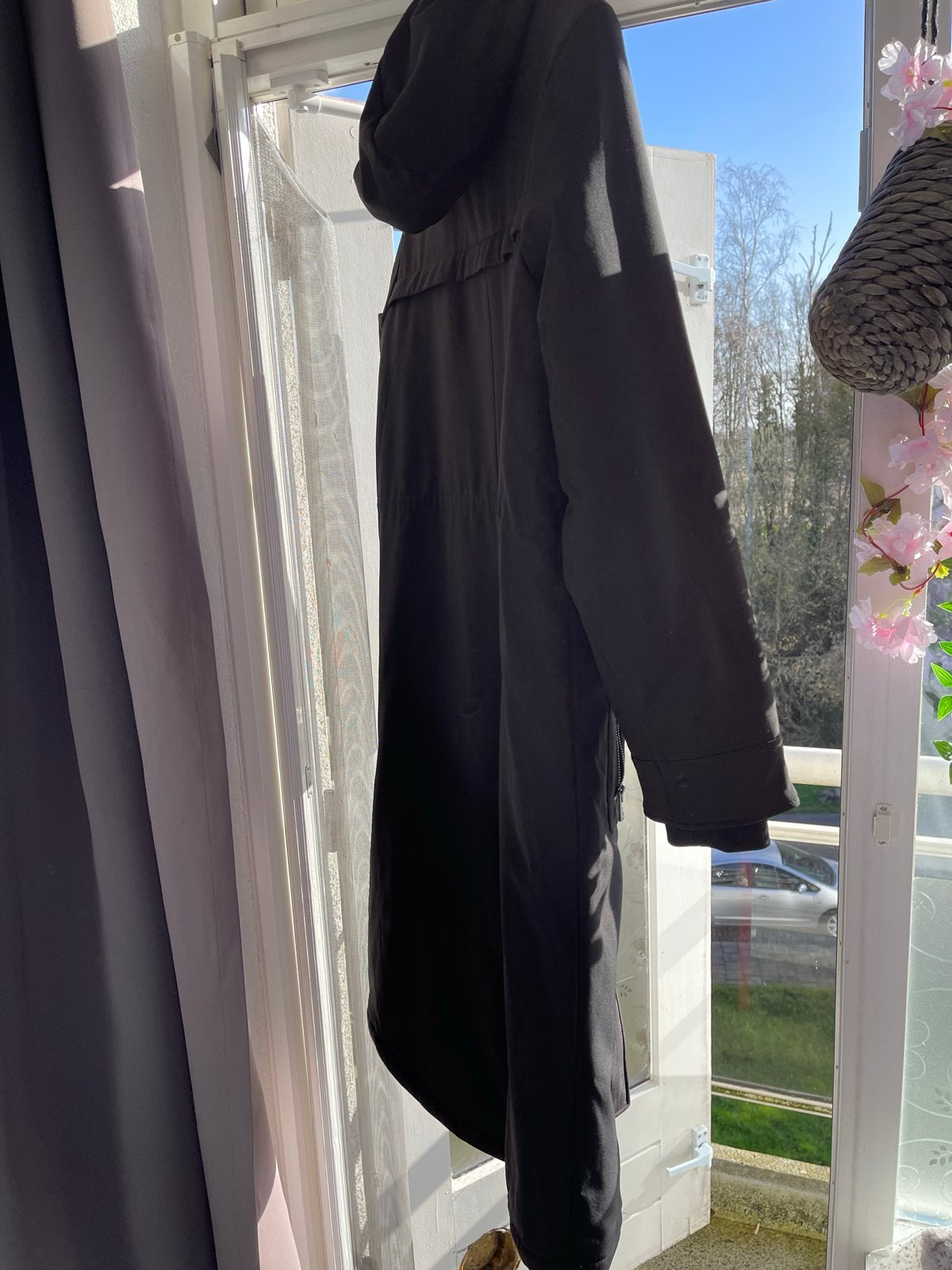 ONLY lange zwarte winterjas met capuchon en bont, Kleding | Dames, Ophalen of Verzenden, Zo goed als nieuw, Maat 42/44 (L), Zwart