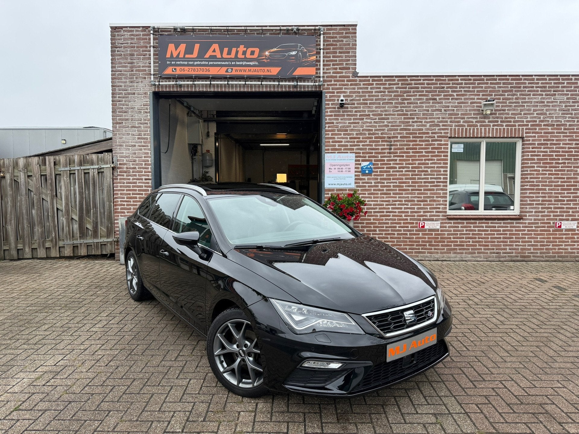 SEAT Leon ST 1.5 TSI FR Business Intense DSG key less beats, Auto's, Seat, Dealer onderhouden, Zwart, 4 cilinders, Leon