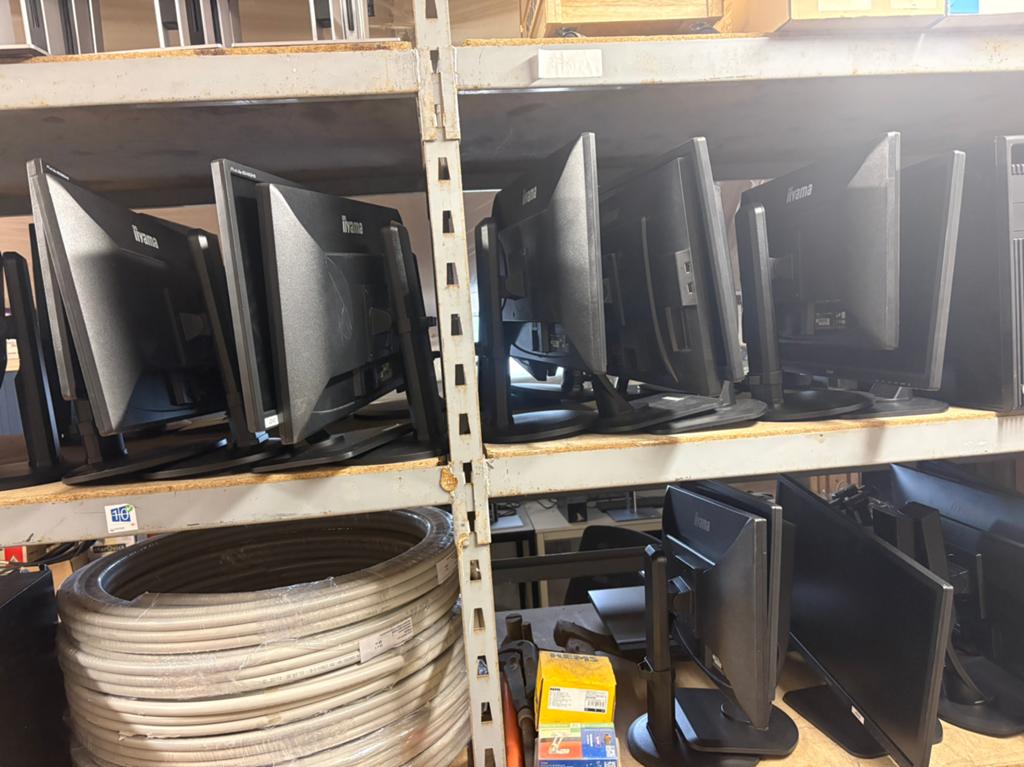 Partij 25x monitoren iiyama lenovo 22/23/24 inch met voeten, Ophalen, Gebruikt, Full HD, DisplayPort