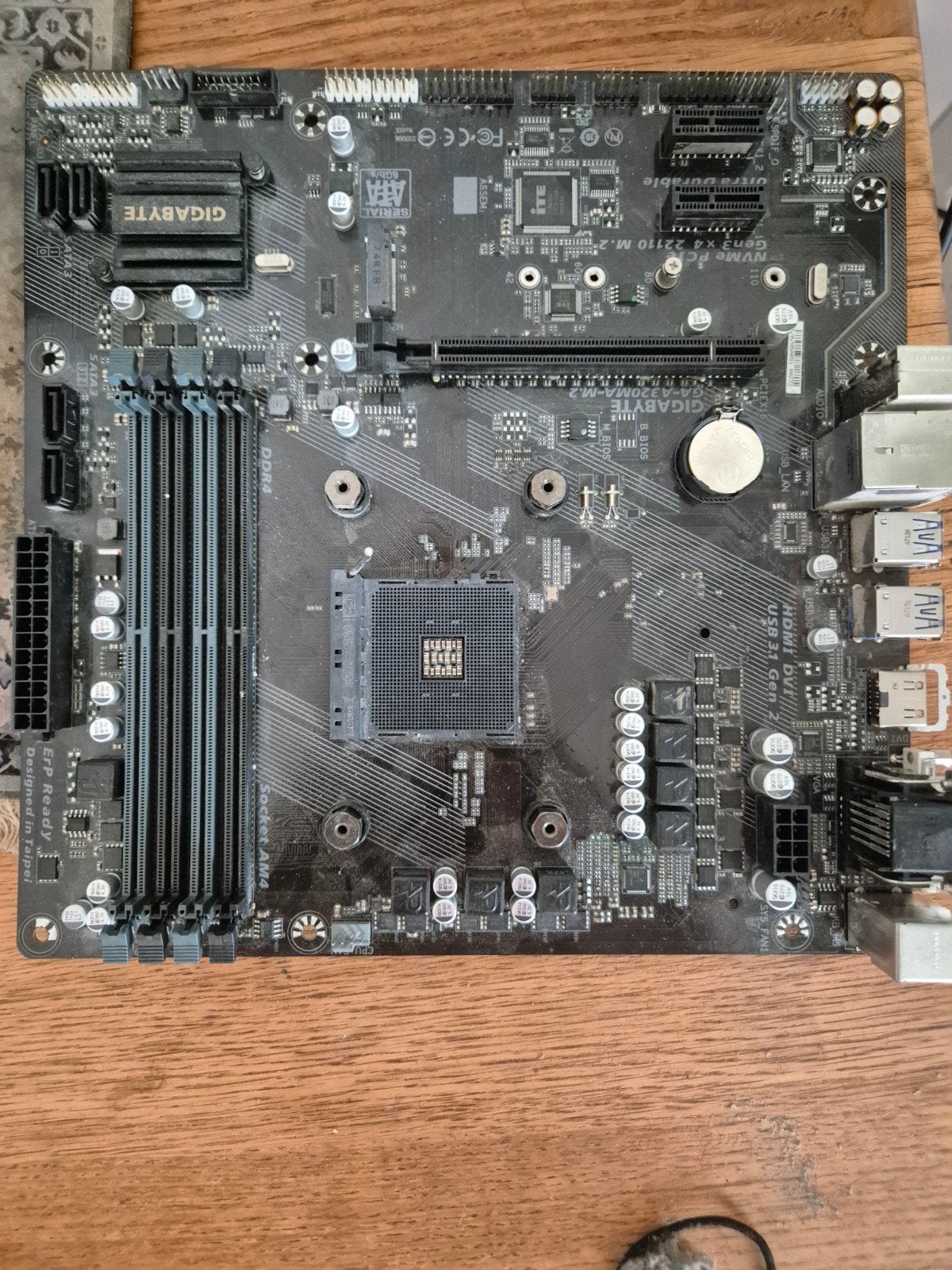 Defect Gigabyte A320M Moederbord, Computers en Software, Moederborden, Ophalen of Verzenden, Niet werkend, DDR4, AM4