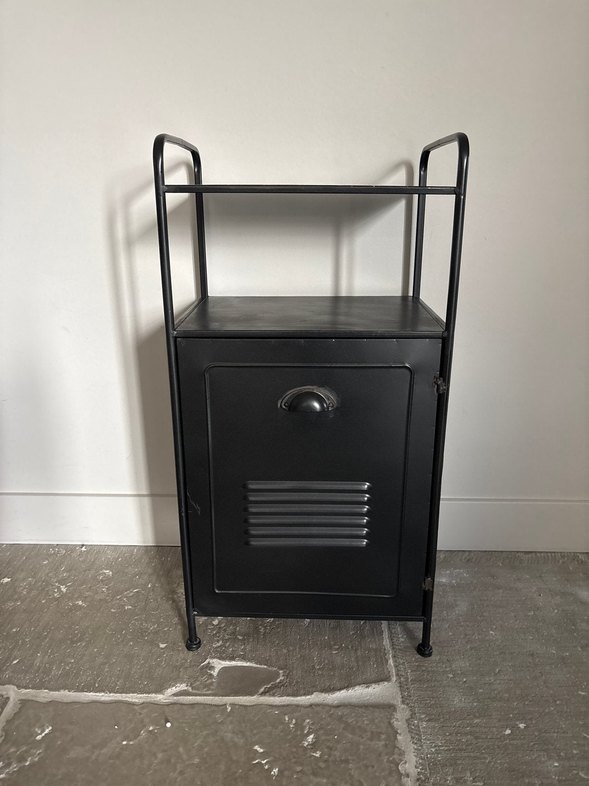 Zwart metalen nachtkastje/bijzettafel met opbergruimte, Huis en Inrichting, Ophalen, Gebruikt