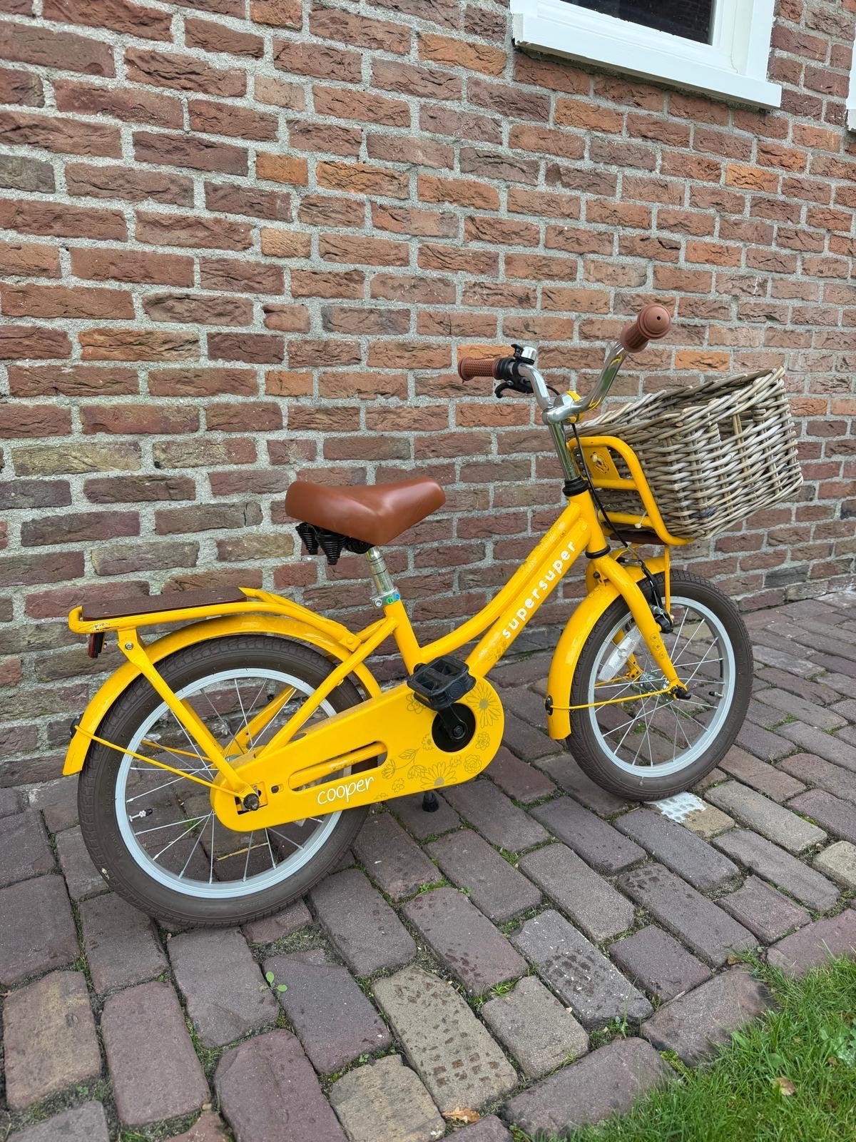 SuperSuper Cooper kinderfiets 16 inch geel met mand, Ophalen, Zo goed als nieuw, Terugtraprem, 16 tot 20 inch