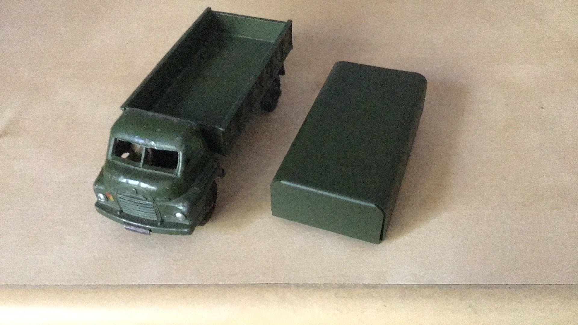 DINKY TOYS 3 TON ARMY BEDFORD NETJES,HUIF ‼️GEPROD. -54-1963, Hobby en Vrije tijd, Ophalen of Verzenden, Gebruikt, Bus of Vrachtwagen