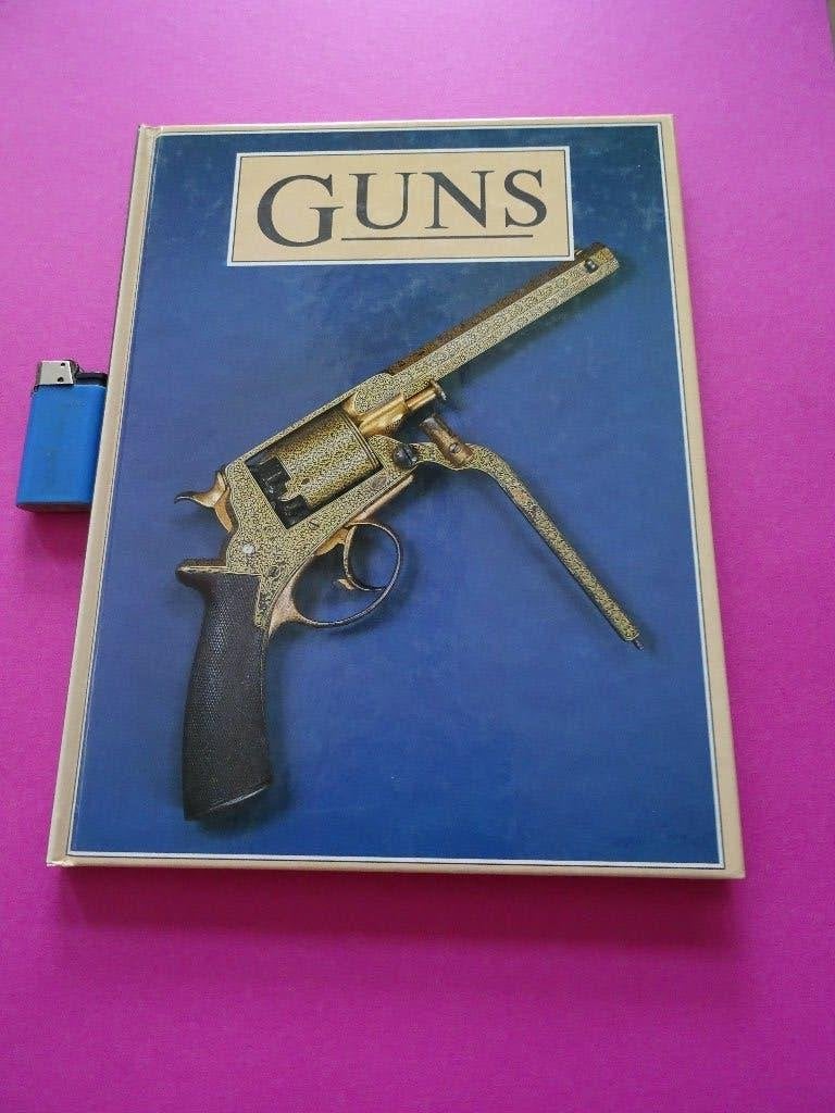 BOEK ANTIEKE WAPENS GEWEER REVOLVER PISTOOL VUURSTEEN, Antiek en Kunst, Ophalen of Verzenden