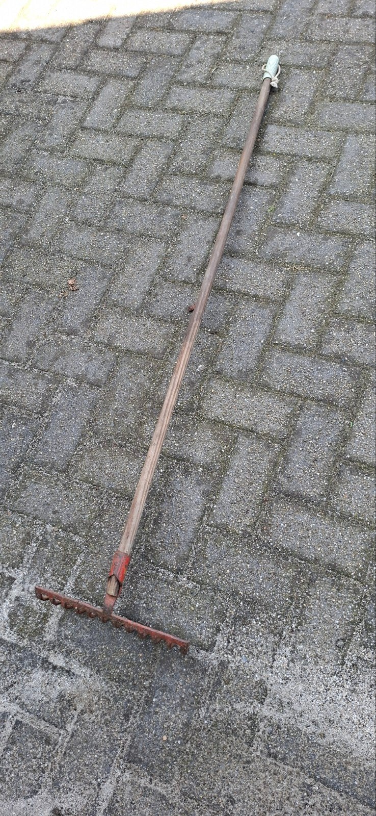 Oude hark met houten steel, Ophalen