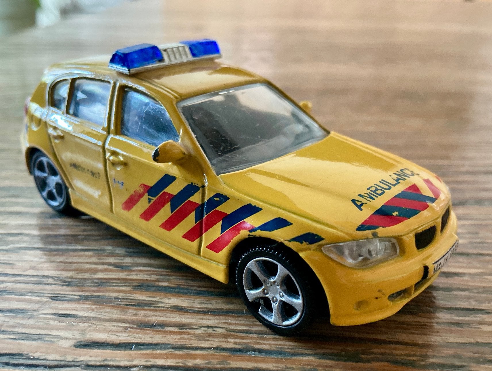 AMBULANCE BMW 9 CM AUTO MET BLAUW LICHTBALK, Ophalen, Zo goed als nieuw, Auto