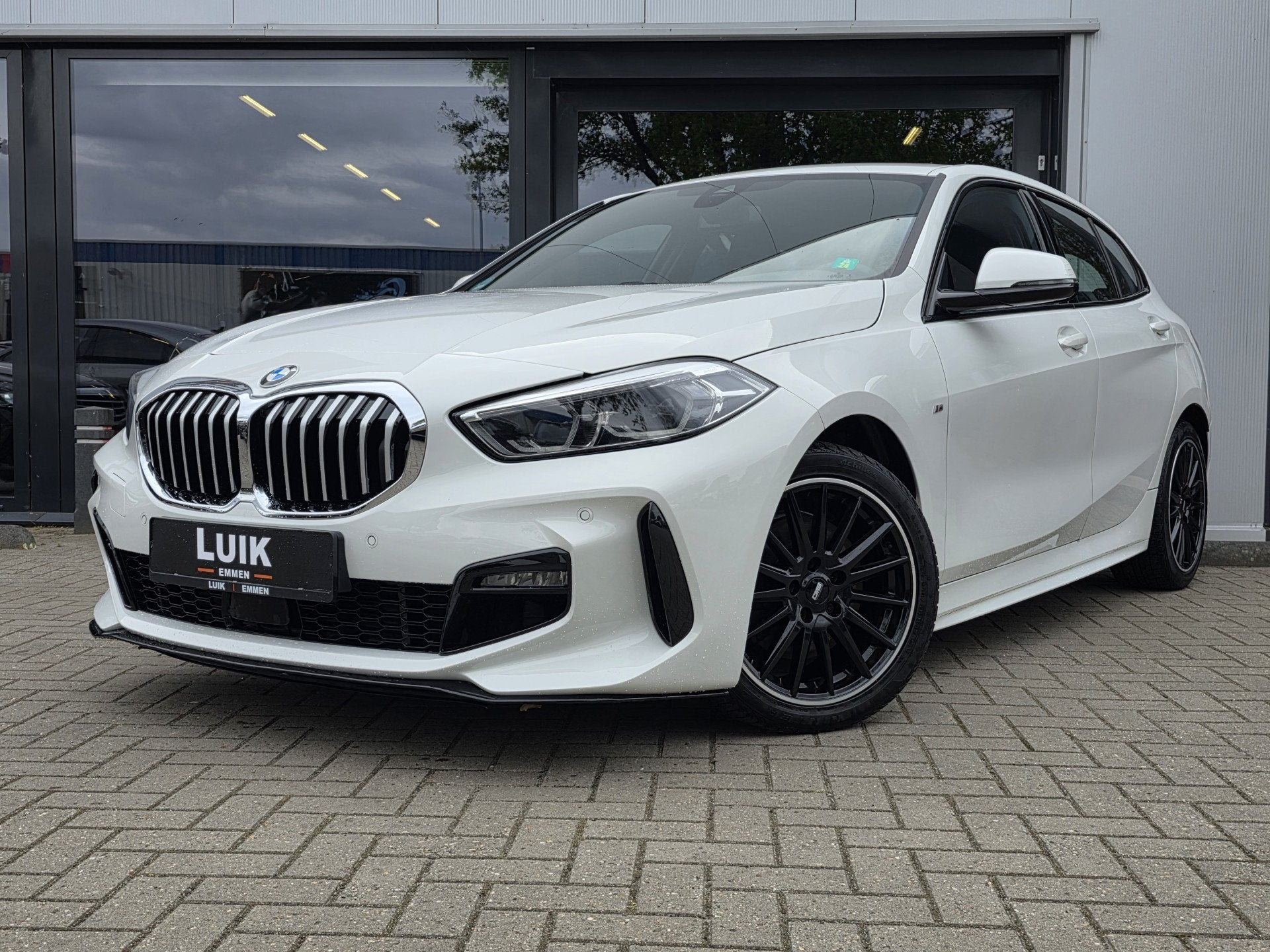 BMW 1-serie 118i High Executive + M-SPORT + KUIPSTOELEN + DI, Dealer onderhouden, Gebruikt, Leder en Stof, Wit