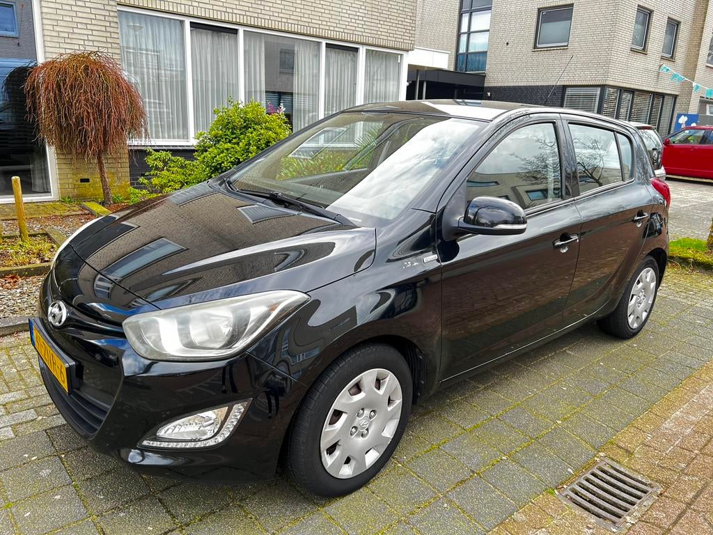 Hyundai i20 1.2I 5-DRS 2012 Zwart, Auto's, Hyundai, 450 kg, 31 €/maand, 4 cilinders, Zwart