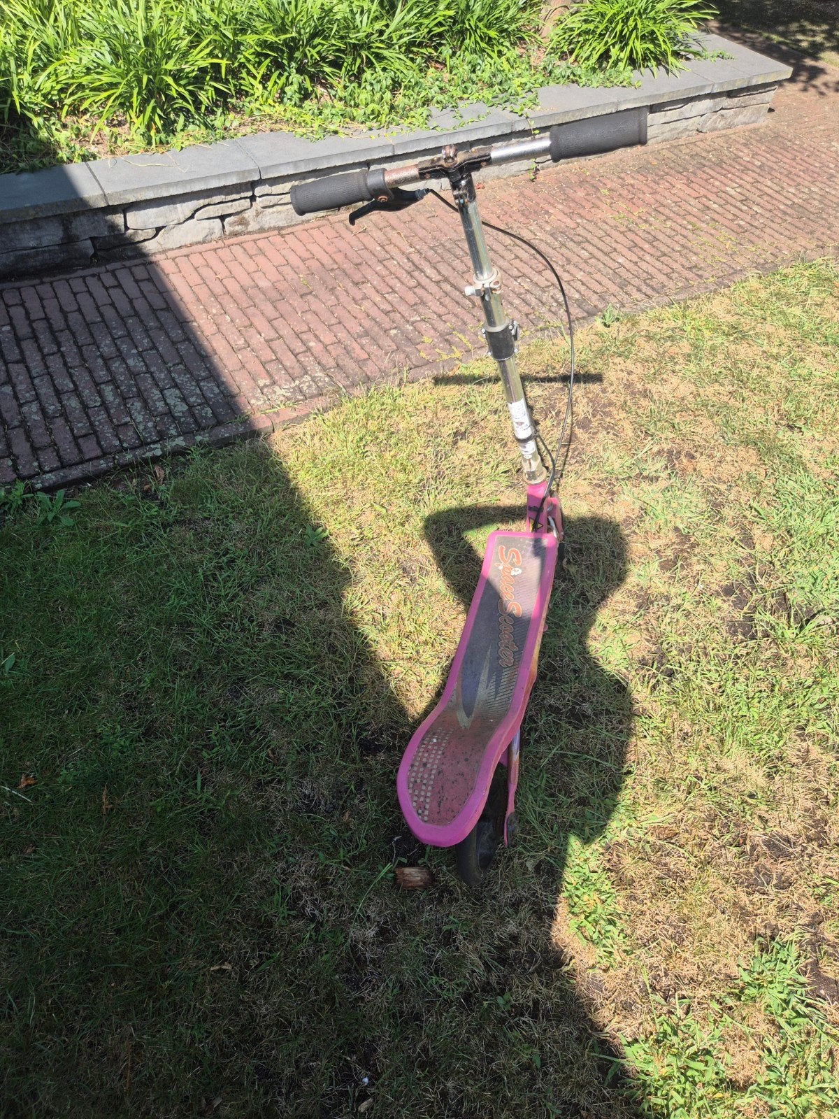 Roze spacescooter gebruikt met verroeste ketting, Ophalen