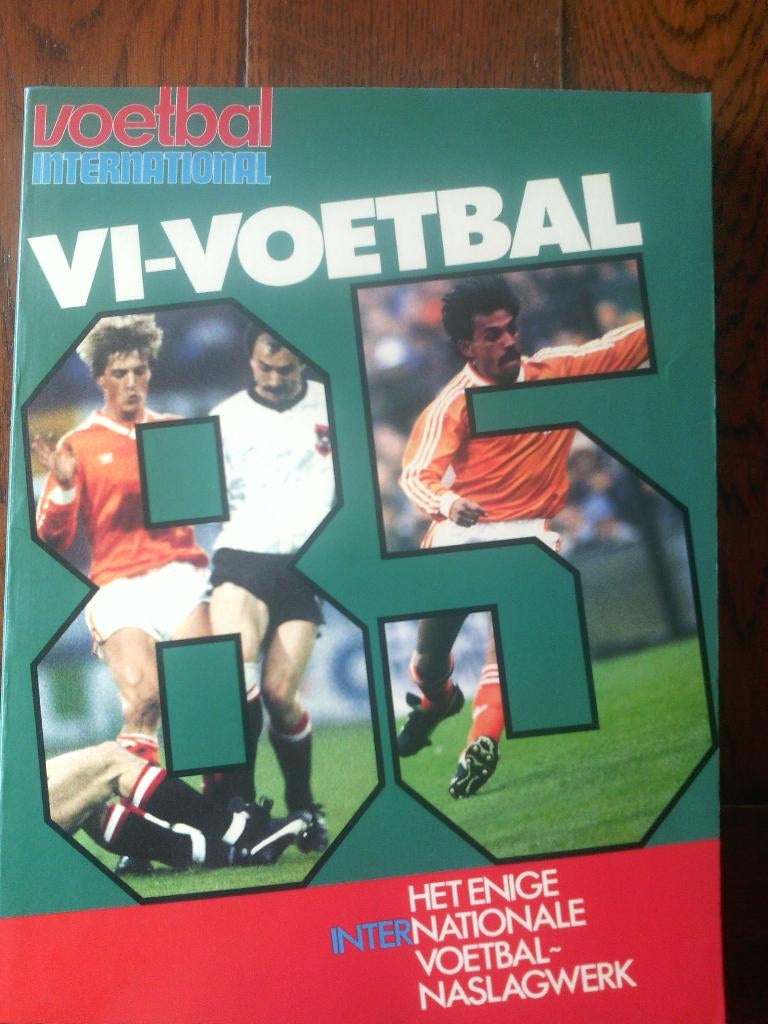 voetbalboek- VI Voetbal 85 - Voetbalnaslagwerk, Boeken, Ophalen of Verzenden, Zo goed als nieuw, Balsport