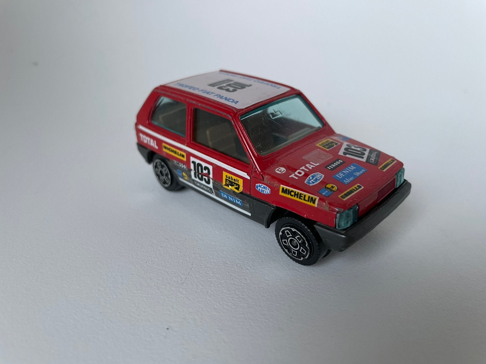 model Fiat Panda 3-d, rood met stickers 1/43, Bburago, Ophalen of Verzenden, Gebruikt, Auto