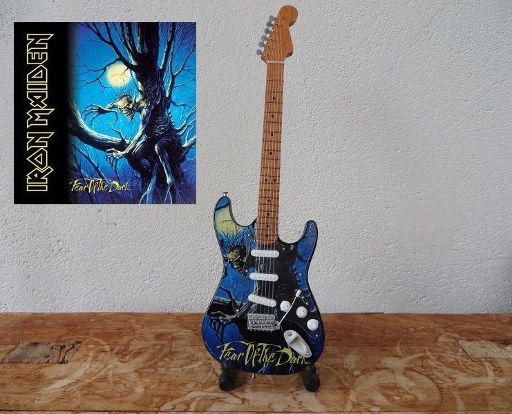 Gitaar Fender Stratocaster IRON MAIDEN - Fear of the dark -, Ophalen of Verzenden, Nieuw, Pop, Beeldje of Miniatuur