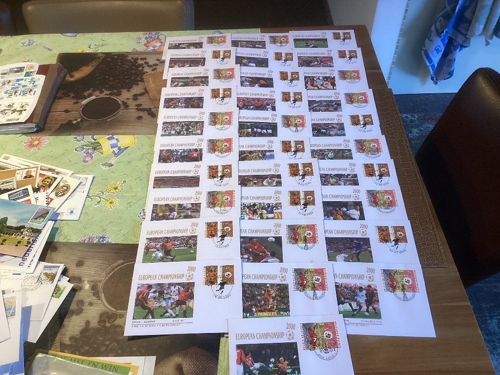 No4905 31 stuks Voetbal 2000 Heb ook Nederland jaargangen fd, Ophalen of Verzenden, Buitenland