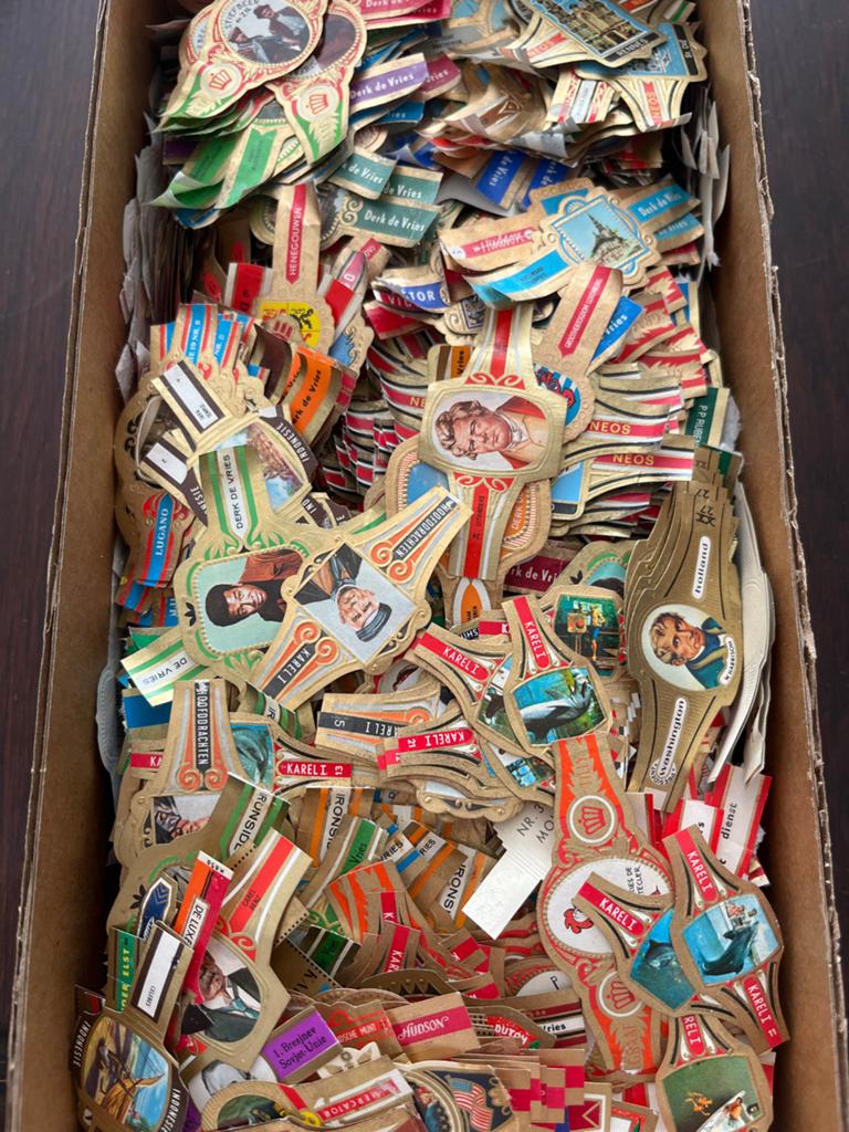 Doos met ca. 3000 sigarenbandjes in nieuwstaat, Verzamelen, Rookartikelen, Aanstekers en Luciferdoosjes, Verzenden, Nieuw, Sigarenbandjes