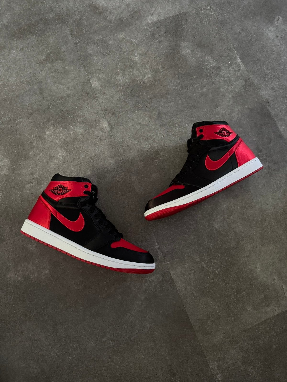Air Jordan 1 High Banned Bred Satin - Nieuw - 43, Kleding | Heren, Schoenen, Zwart, Nieuw, Ophalen of Verzenden, Sneakers of Gympen