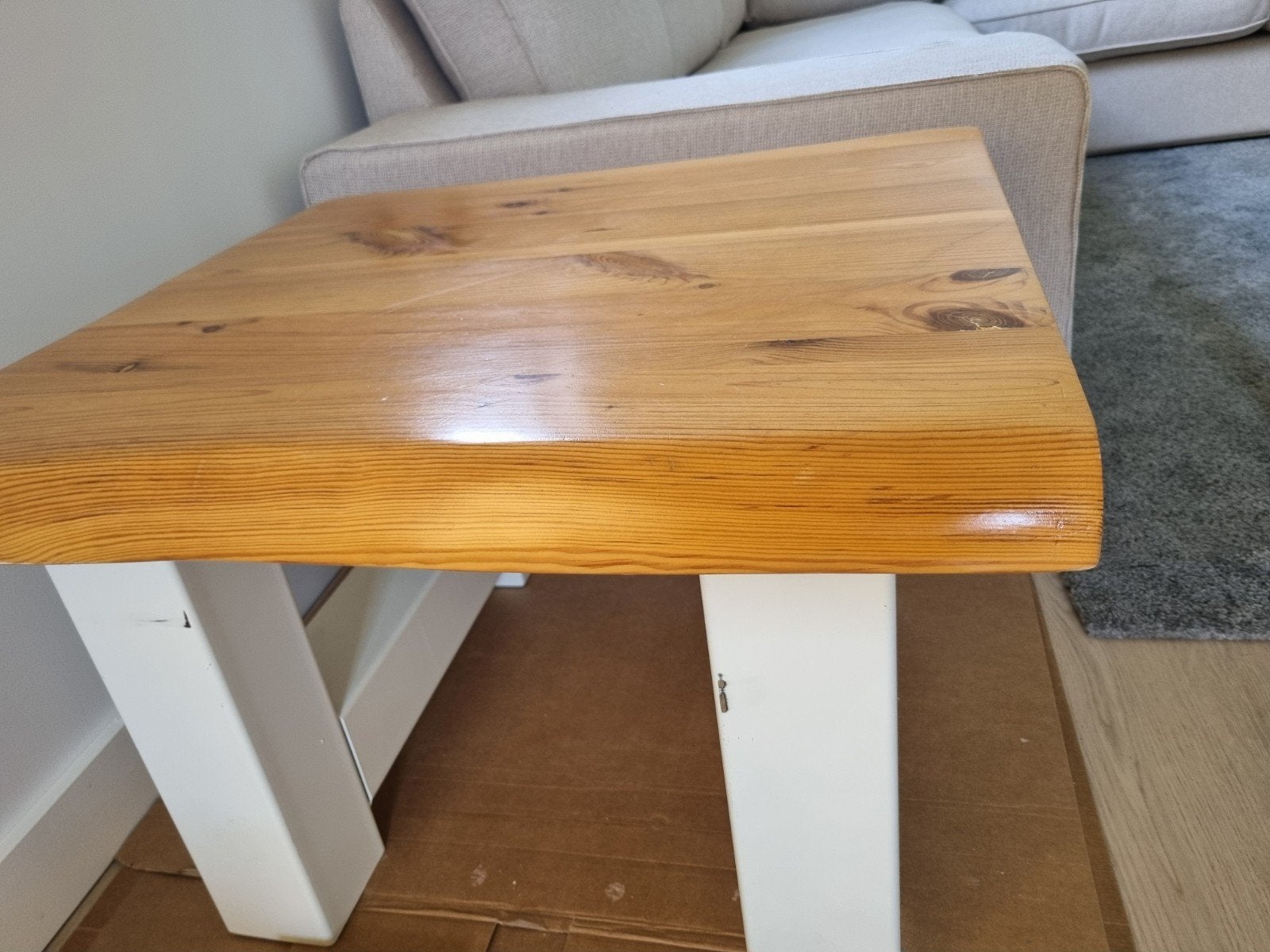 Robuuste salontafel van massief grenen hout, met witte poten, Gebruikt, Vierkant, 55 tot 75 cm, Hout