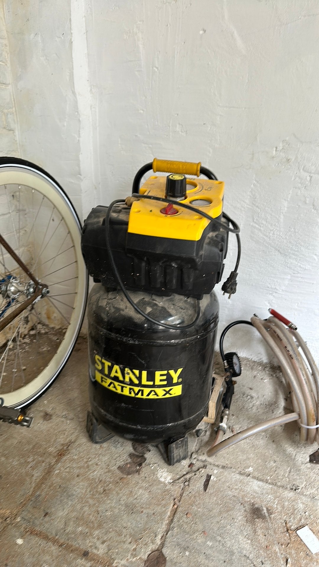 Stanley Fatmax Compressor met slang, bandenpomp en pistool, Doe-het-zelf en Verbouw, Compressors, Ophalen, 6 tot 10 bar, Zo goed als nieuw
