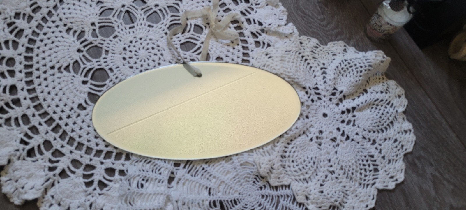 Vintage ovale spiegel met kanten kleedje, Ophalen of Verzenden, Ovaal, Minder dan 50 cm
