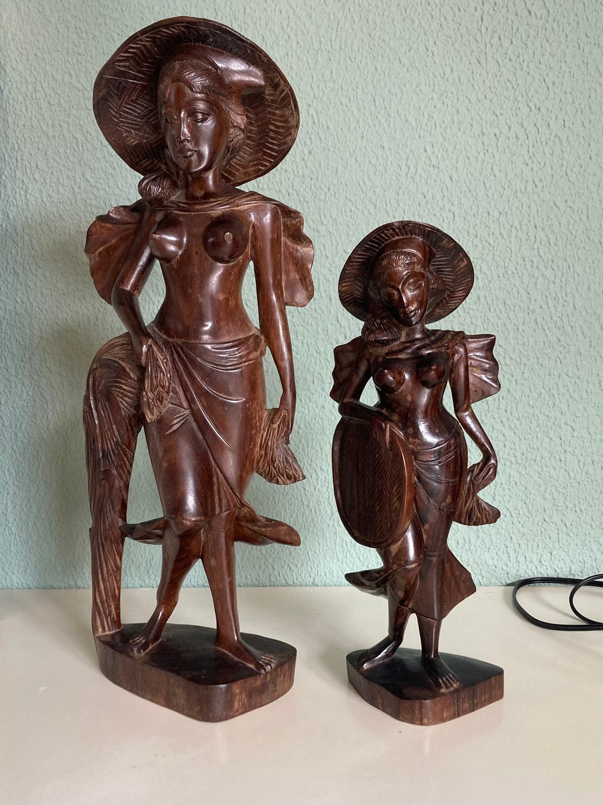 Houtsnijwerk - 2 beelden ‘vrouw’ uit Indonesië, Antiek en Kunst, Ophalen, Houtsnijwerk, Handgemaakt, 20 - 50 cm