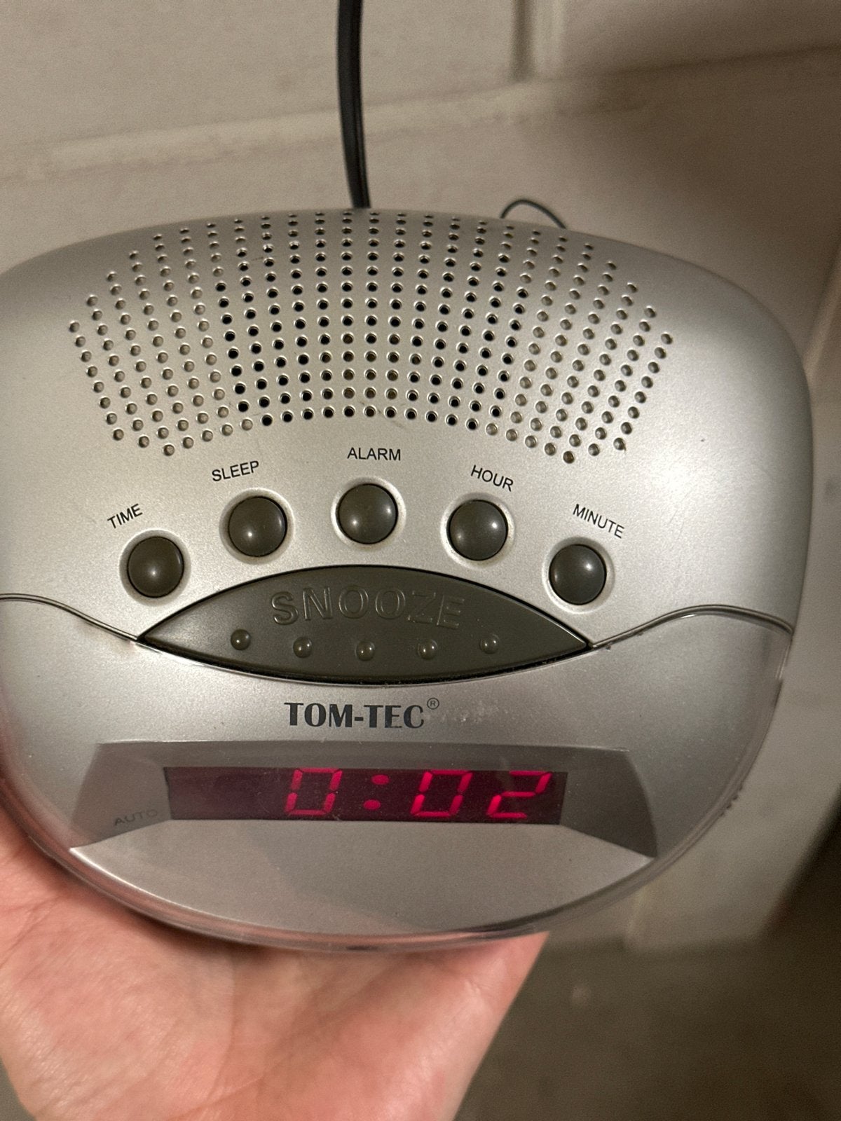 Werkende TOM-TEC Wekker Radio - Zilverkleurig, Ophalen of Verzenden, Gebruikt, Radio