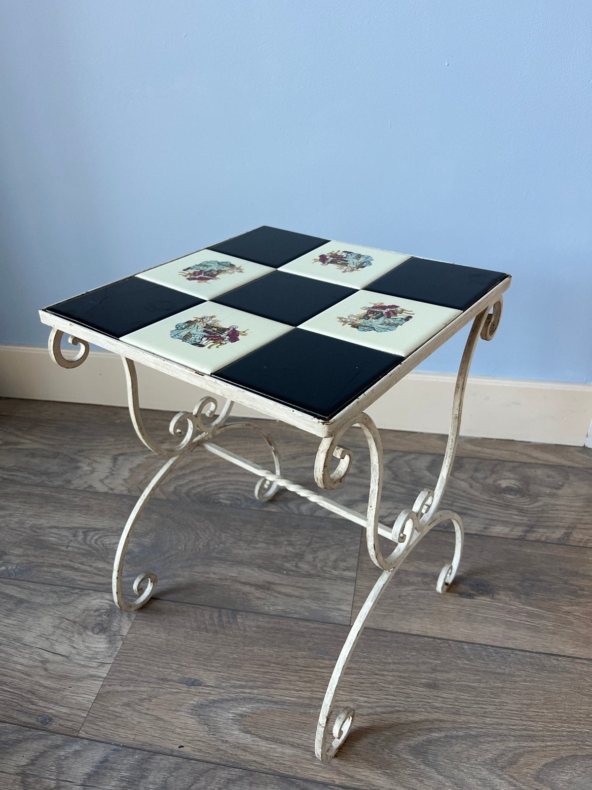 Vintage bijzettafel met tegels, smeedijzeren onderstel, Huis en Inrichting, Tafels | Bijzettafels, Minder dan 55 cm, Gebruikt