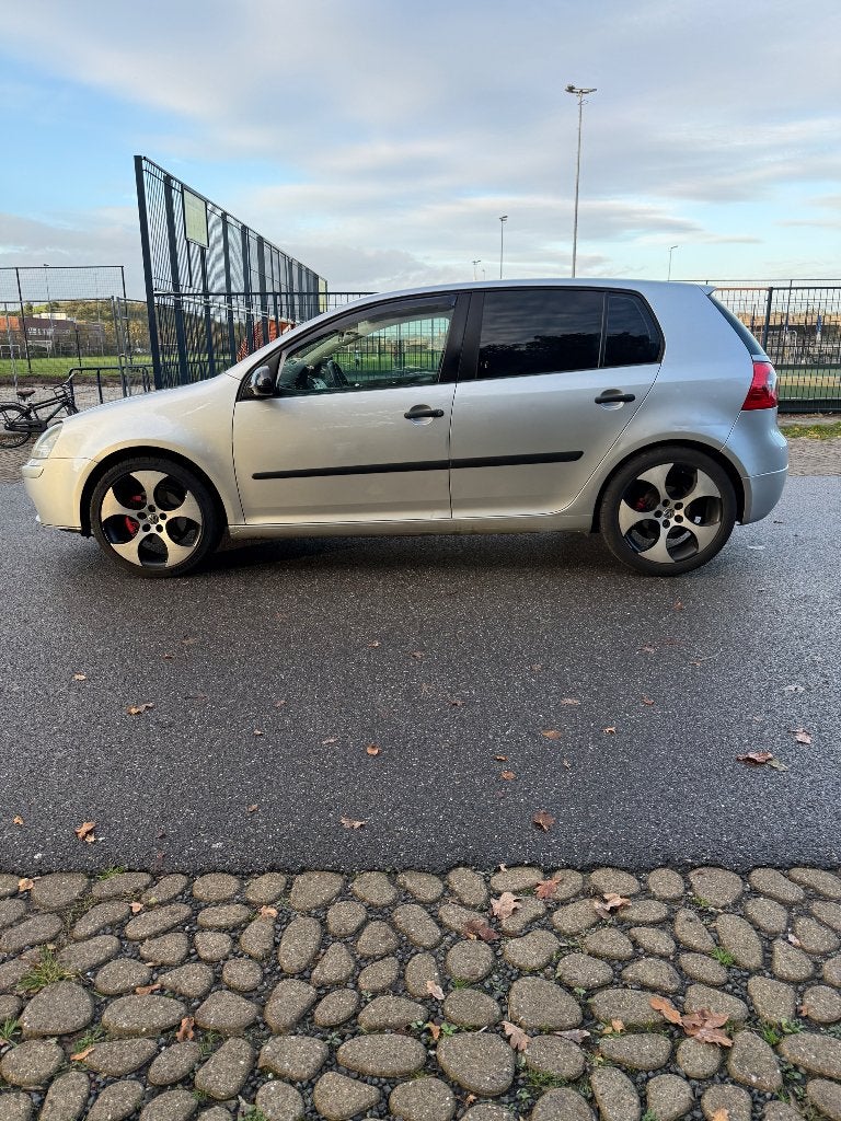 Volkswagen Golf 1.6 16V FSI 85KW 5D 2004 Grijs, Auto's, Voorwielaandrijving, Zwart, 4 cilinders, 620 kg