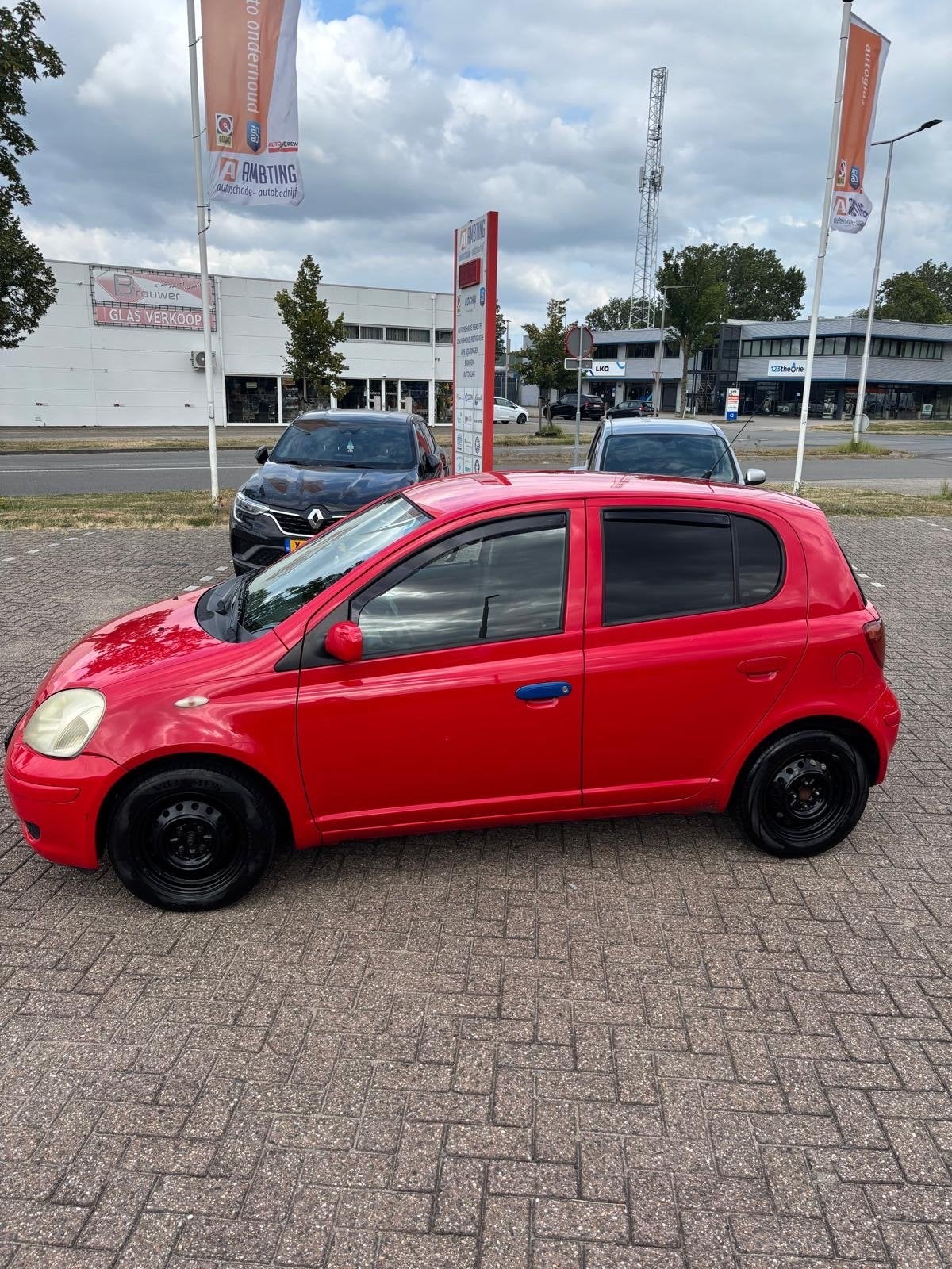 Toyota Yaris 1.3 16V Vvti 5DR 2005 Rood, Auto's, Toyota, Voorwielaandrijving, 4 cilinders, 400 kg, Origineel Nederlands