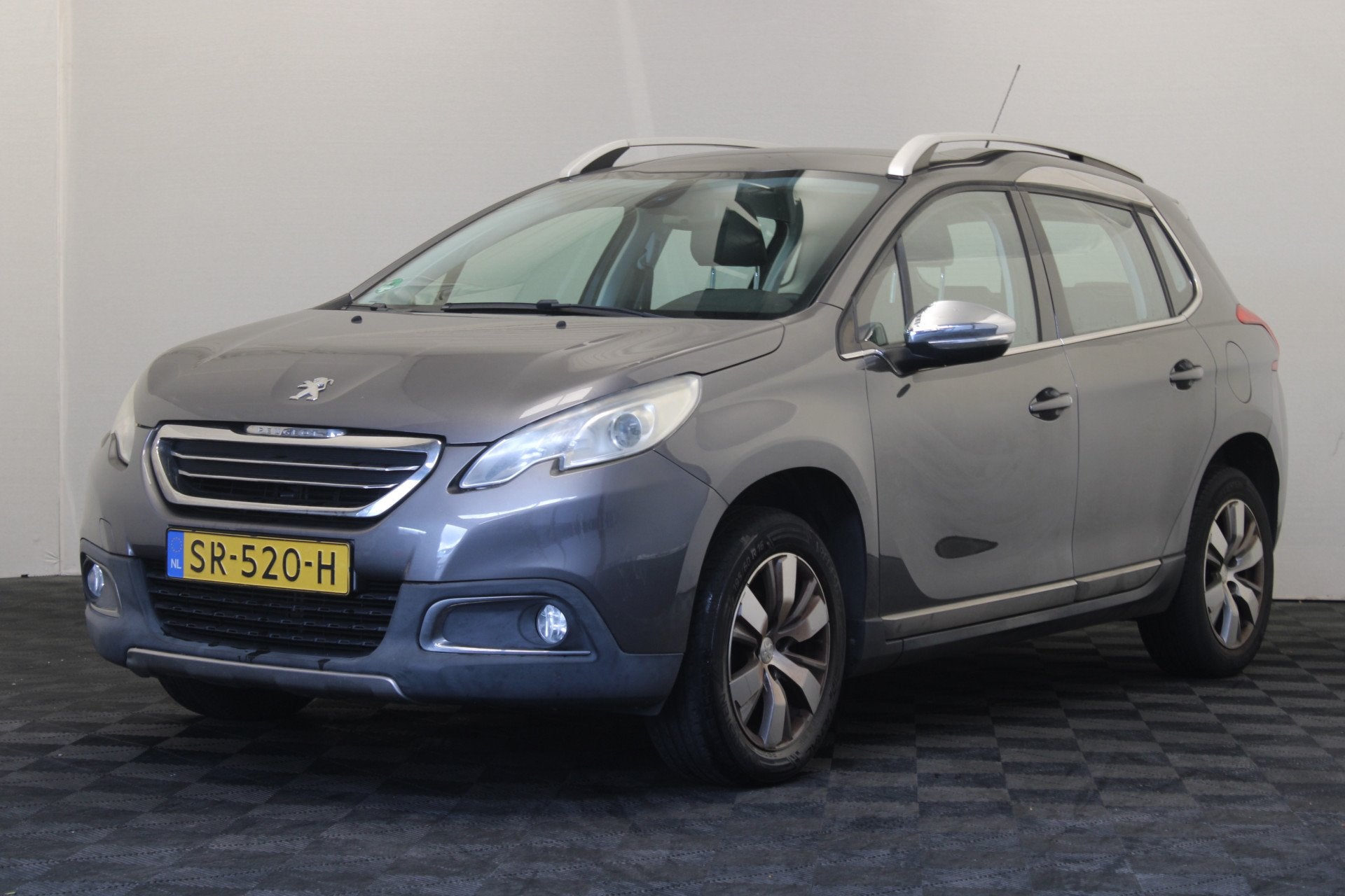 Peugeot 2008 1.2 VTi Allure Verbruikt olie (bj 2014), Voorwielaandrijving, Euro 5, Zwart, 1199 cc