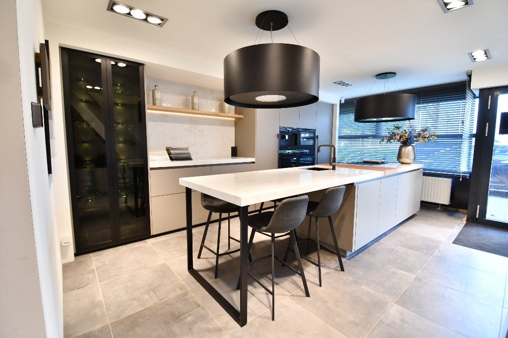 Luxe showroomkeuken Umbra | AEG apparatuur | Composiet |