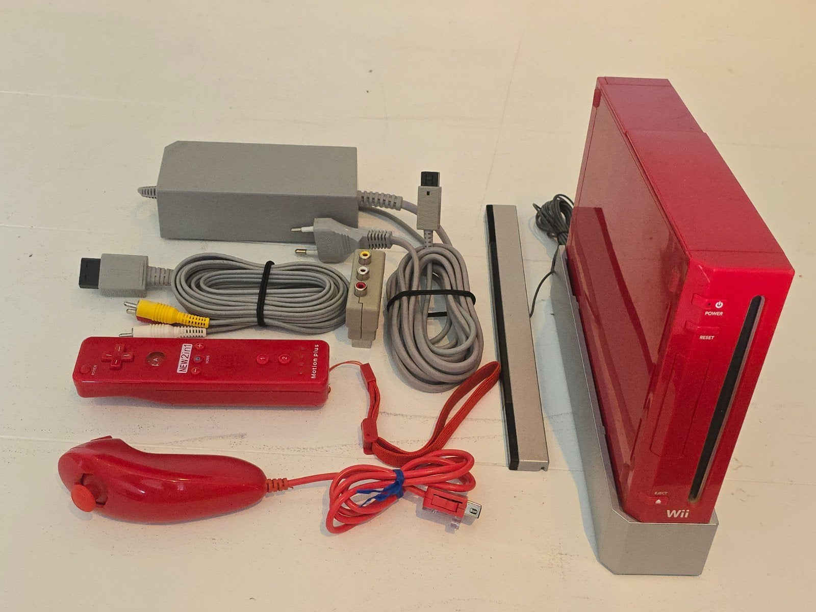 Rode Nintendo Wii Console 25 jaar uitgave!, Ophalen of Verzenden, Gebruikt, Met 1 controller