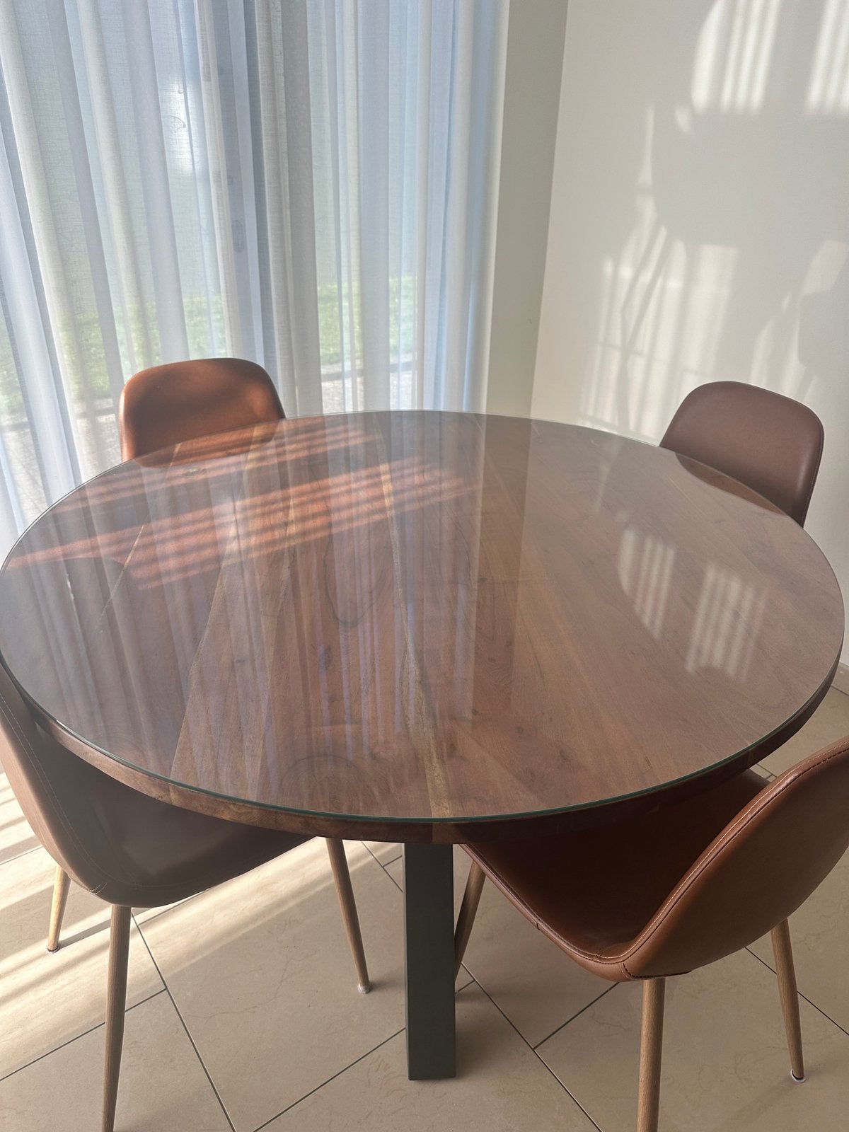 Ronde eettafel in walnootkleur – Ø 120 cm, Ophalen, Zo goed als nieuw, 4 tot 6 stoelen