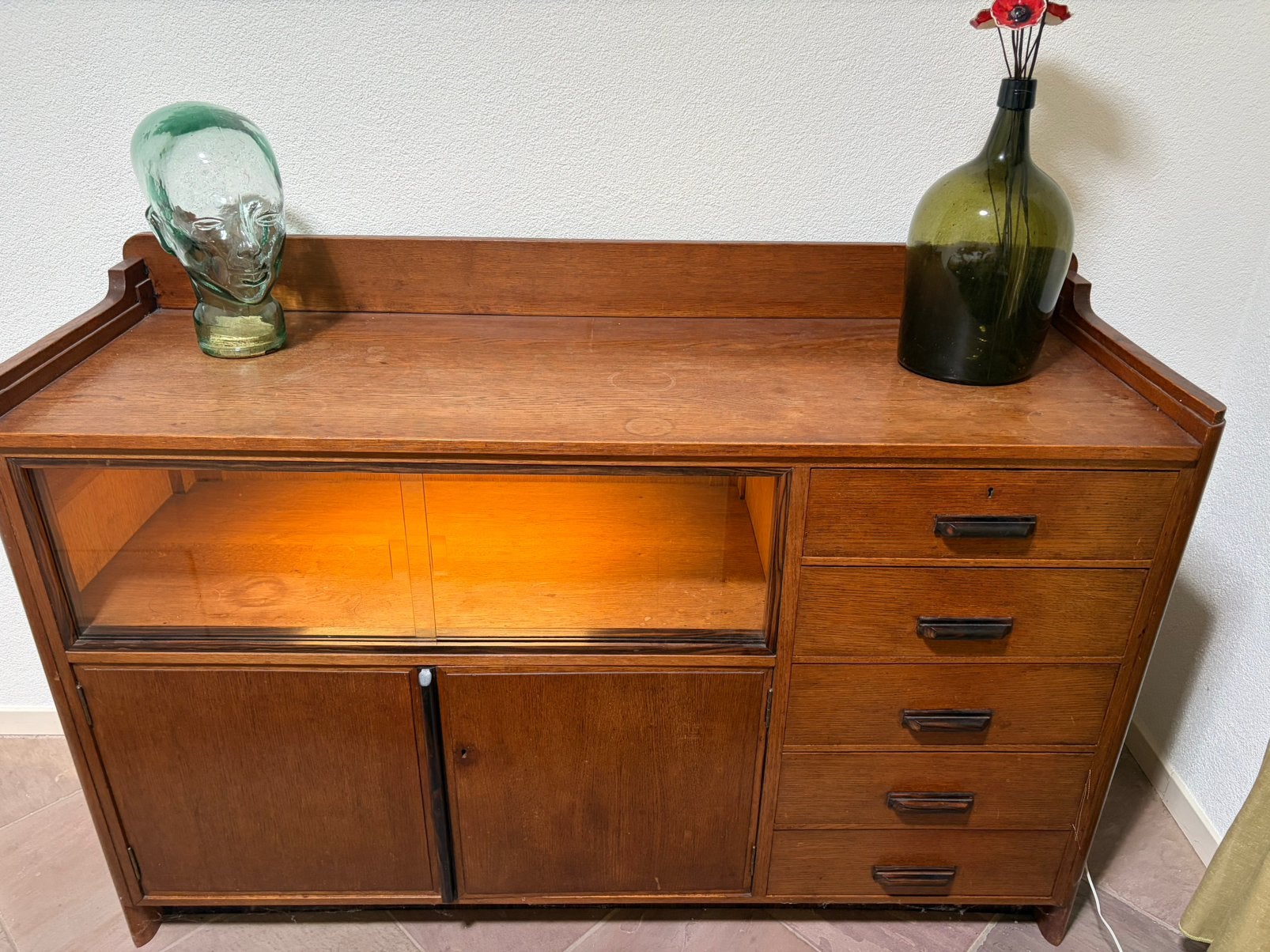 Dressoir Amsterdamse School met vitrine en laden, Ophalen