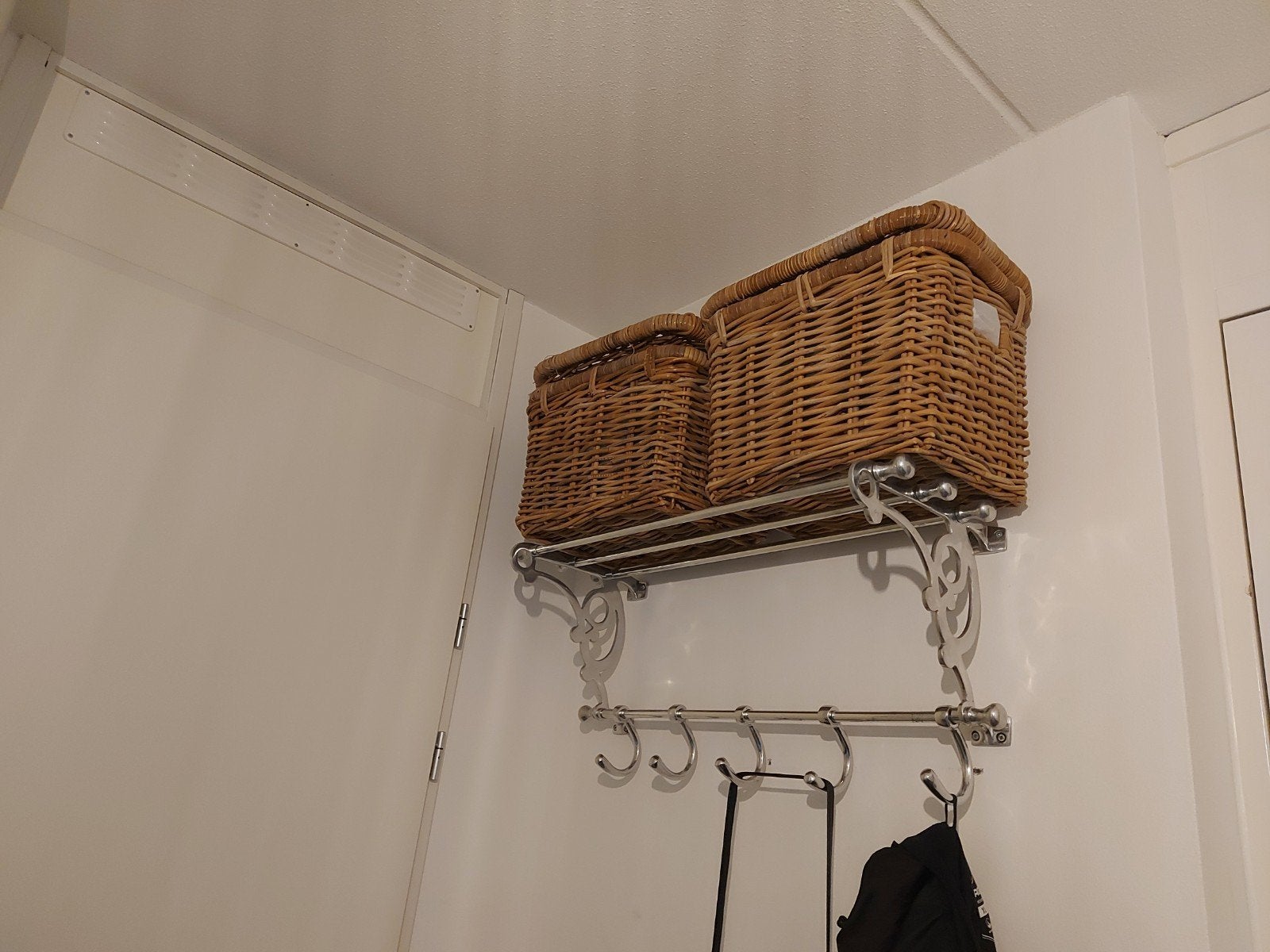 Metalen wandkapstok met rieten manden, Gebruikt, Minder dan 100 cm, Metaal, Ophalen
