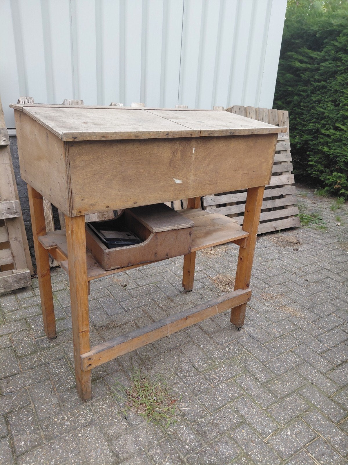 Houten lessenaar met geldkistje en kruk, Ophalen