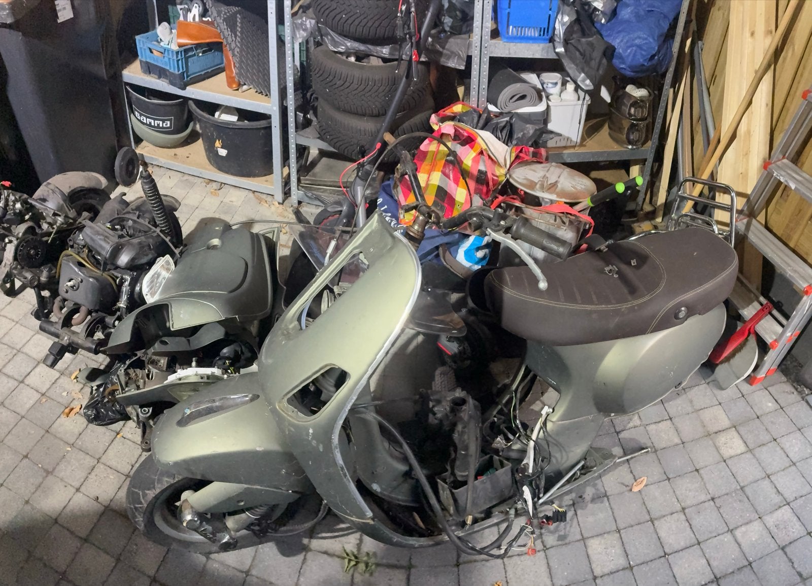 Vespa LX 4T + Piaggio Zip 2T + extra motorblok – project