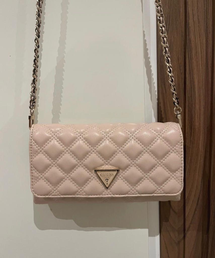 Guess schoudertas roze als nieuw 35,-, Sieraden, Tassen en Uiterlijk, Tassen | Damestassen, Ophalen of Verzenden, Zo goed als nieuw