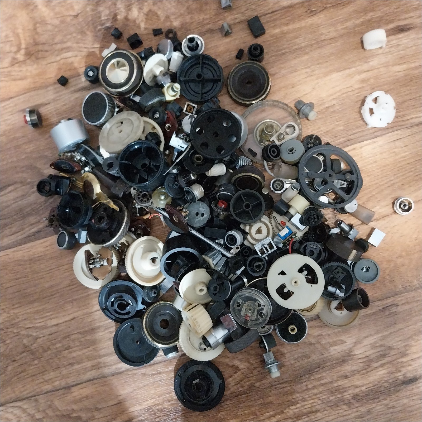 een hele boel knoppen vooral voor lampen radio's, Antiek en Kunst, Ophalen of Verzenden
