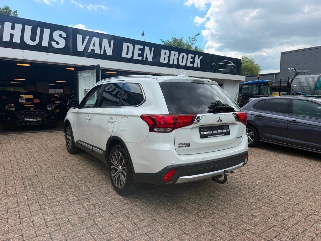 Mitsubishi Outlander 2.0 2WD Instyle|Navi|Cruise|Clima|Carpl, Auto's, Mitsubishi, 1998 cc, Stof, Zwart, 4 cilinders