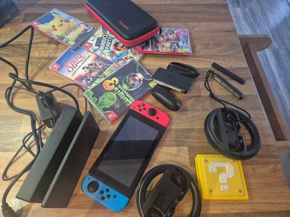 Nintendo Switch met 5 games en accessoires, Ophalen, Met games, Met 2 controllers, Zo goed als nieuw