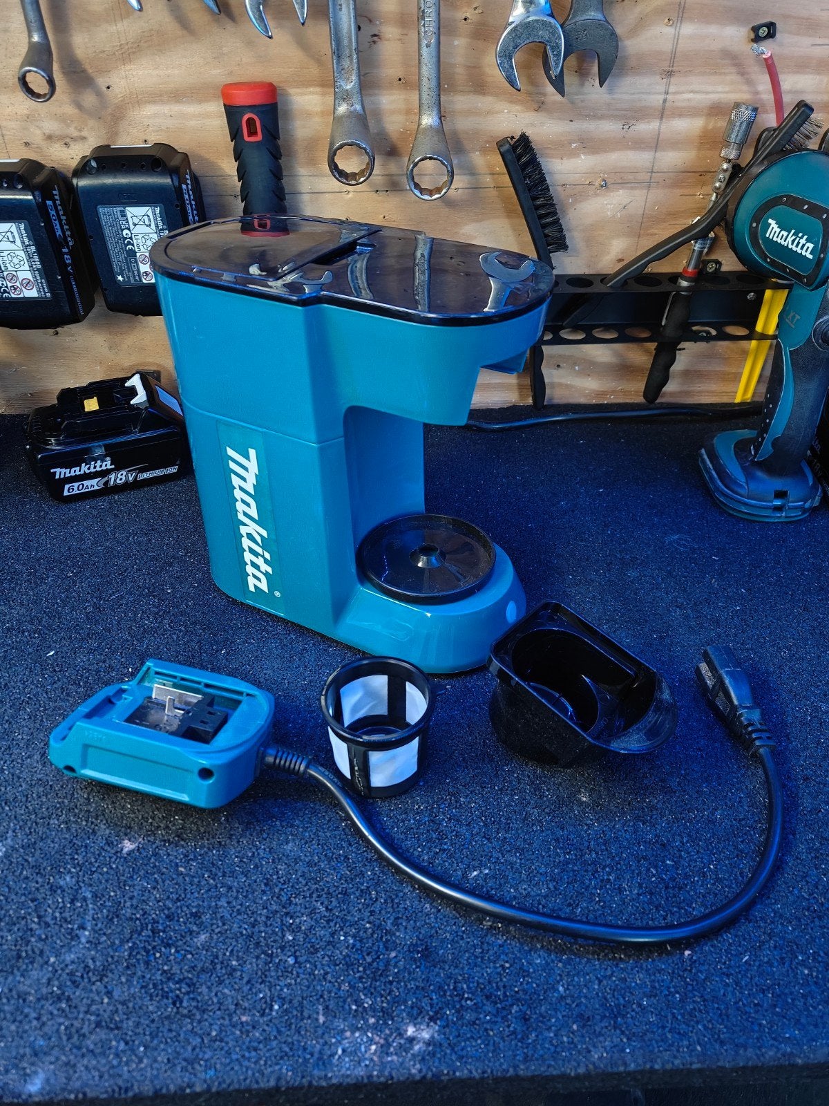 Makita DCM500 Koffiezetapparaat 18V - Compact en Draagbaar, Gebruikt, Koffiemachine, Gemalen koffie, Ophalen of Verzenden