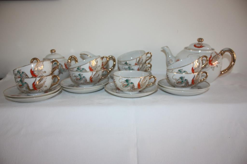 9-persoons wit drakenservies Chinees of Japans, Antiek en Kunst, Ophalen of Verzenden