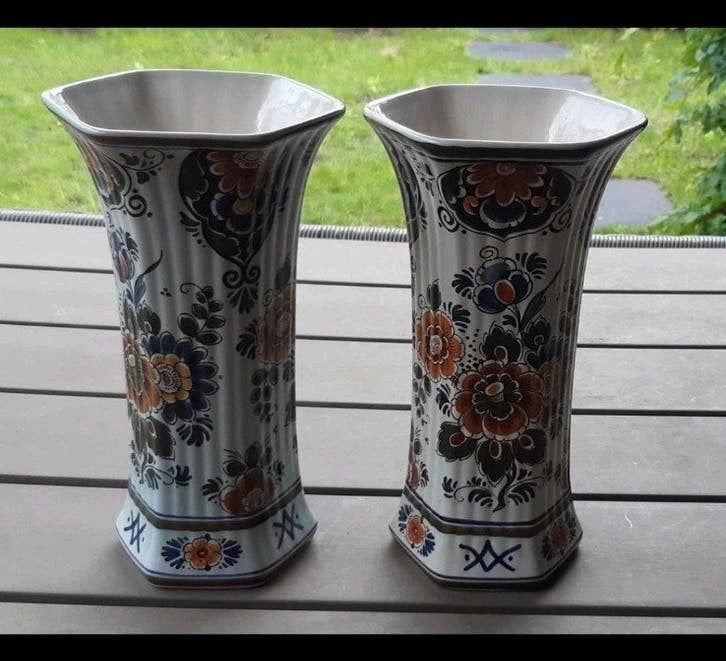 Set van 2 polychroom Delfts Blauw aardewerk vazen, Antiek en Kunst, Ophalen of Verzenden