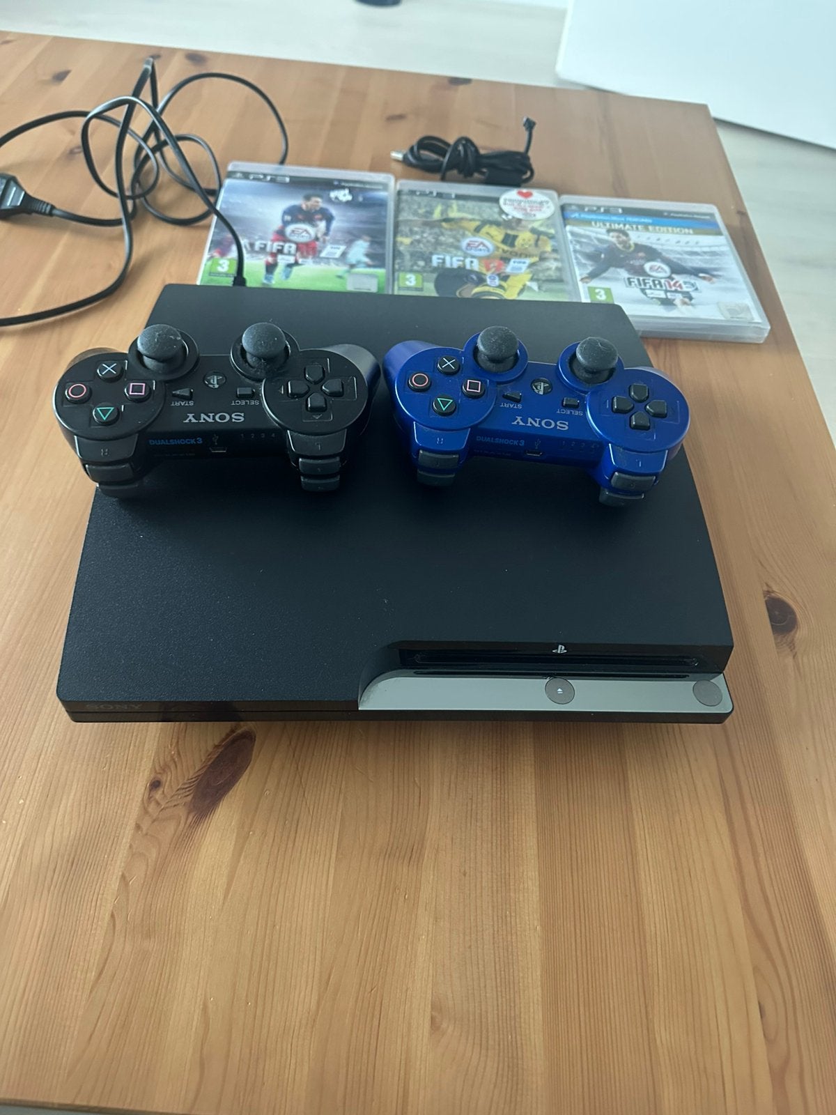 goed weekend  sony PlayStation 3 met 2x controllers, Spelcomputers en Games, Ophalen of Verzenden, Zo goed als nieuw, Met 2 controllers