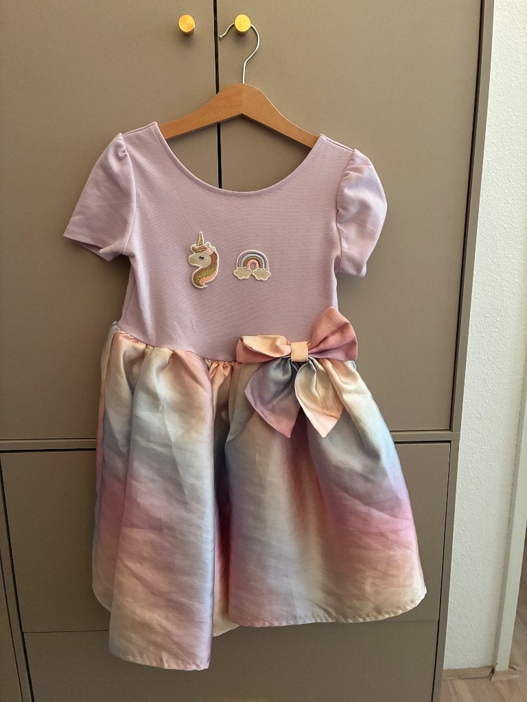 Korte jurk unicorn/rainbow, Kinderen en Baby's, Ophalen, Gebruikt, 122 t/m 128, Jongen of Meisje