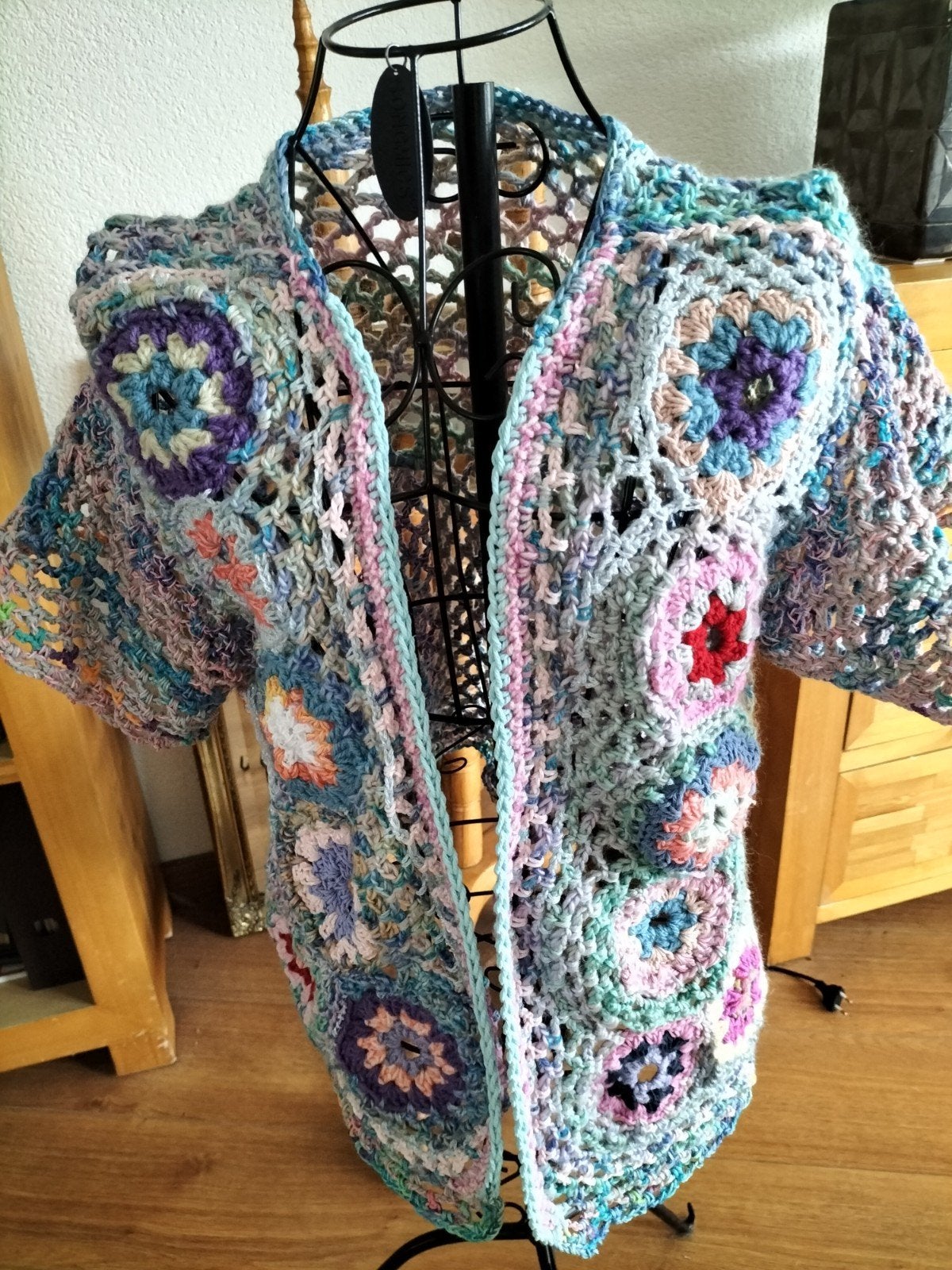 Handgemaakt gehaakt vestje in vrolijke kleuren, Kleding | Dames, Truien en Vesten, Meerkleurig, Maat 42/44 (L), Nieuw, Ophalen of Verzenden
